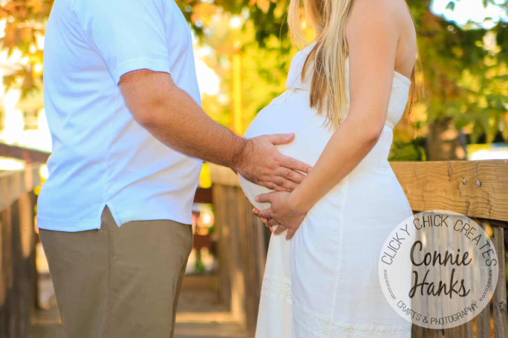 Connie Hanks Photography // ClickyChickCreates.com // outdoor maternity portraits at rustic park!